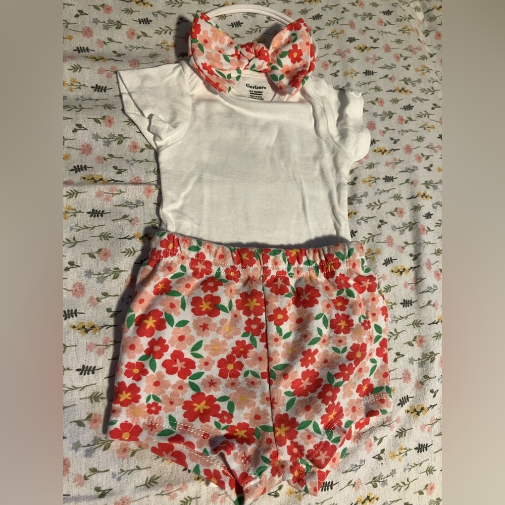🌺 Gerber Floral Baby Outfit 🌸 with Bow 3 months.